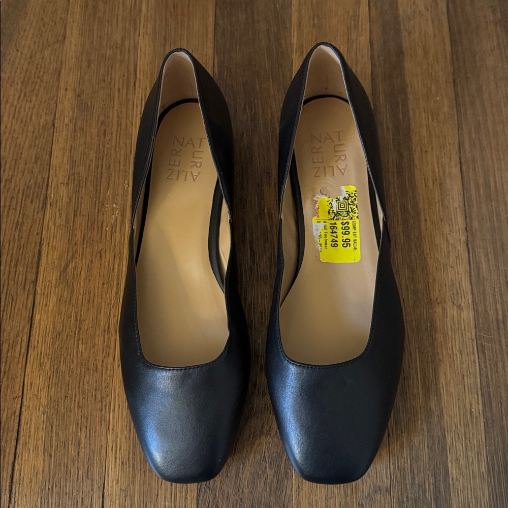 Naturalizer Cody black leather flats. Size 7M. - Picture 2 of 7